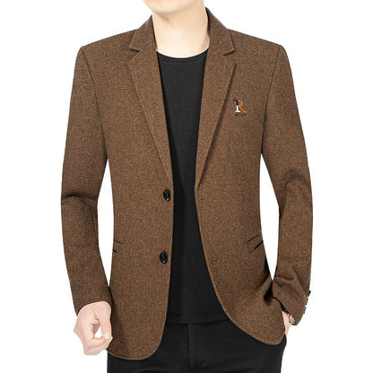 Blazer décontracté marron en maille texturée porté sur un tee-shirt noir, vue de face