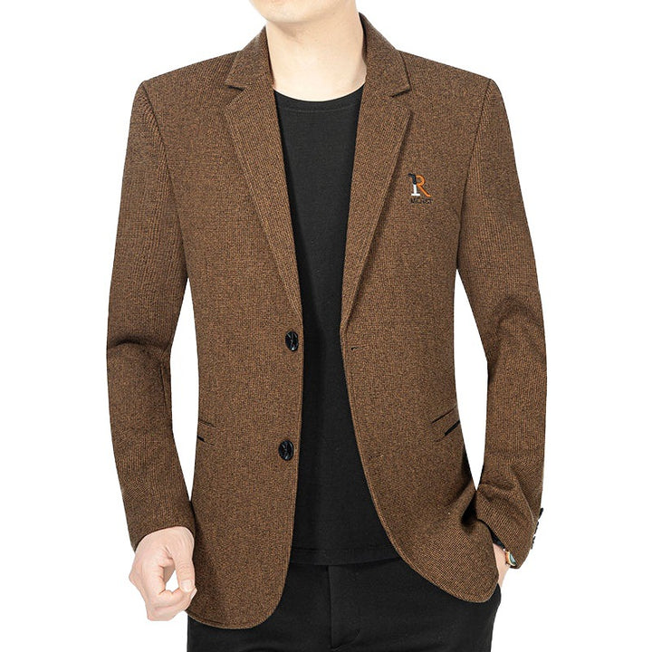 Blazer décontracté marron en maille texturée porté sur un tee-shirt noir, vue de face