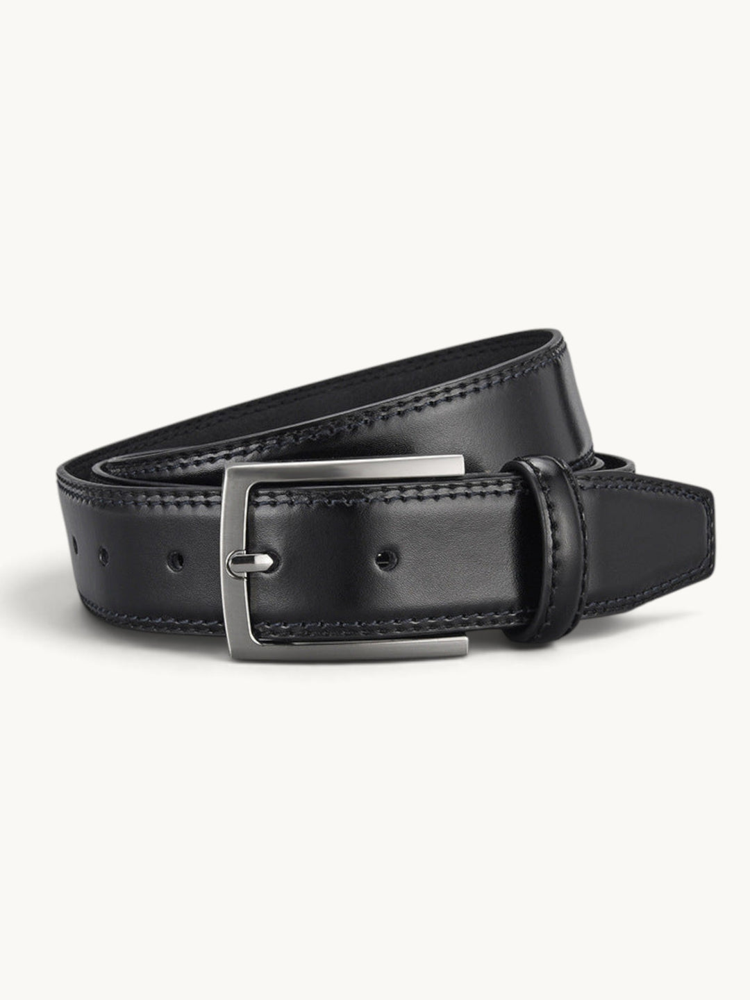 Ceinture en cuir noir avec boucle carrée métallisée et couture de détail