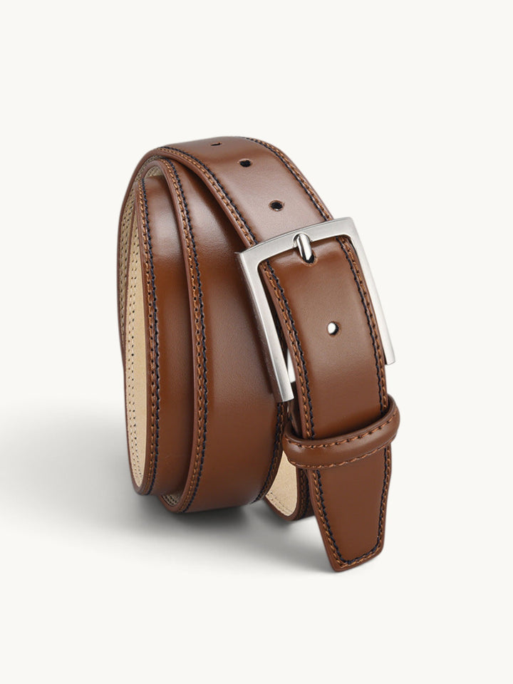 Ceinture en cuir marron clair avec boucle carrée argentée, coutures de surpiqûre visibles et doublure beige