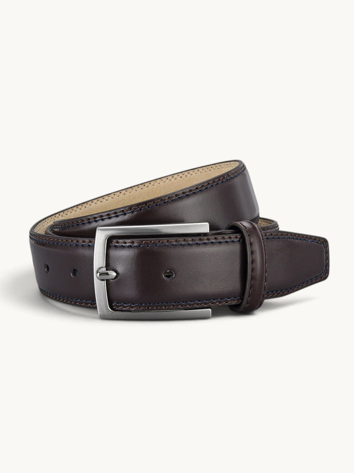 Ceinture en cuir marron foncé avec boucle argentée et coutures contrastantes