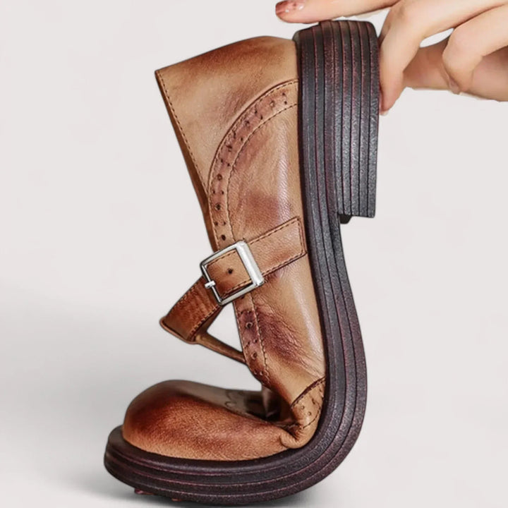 Chaussure Mary Jane perforée, en vue rapprochée