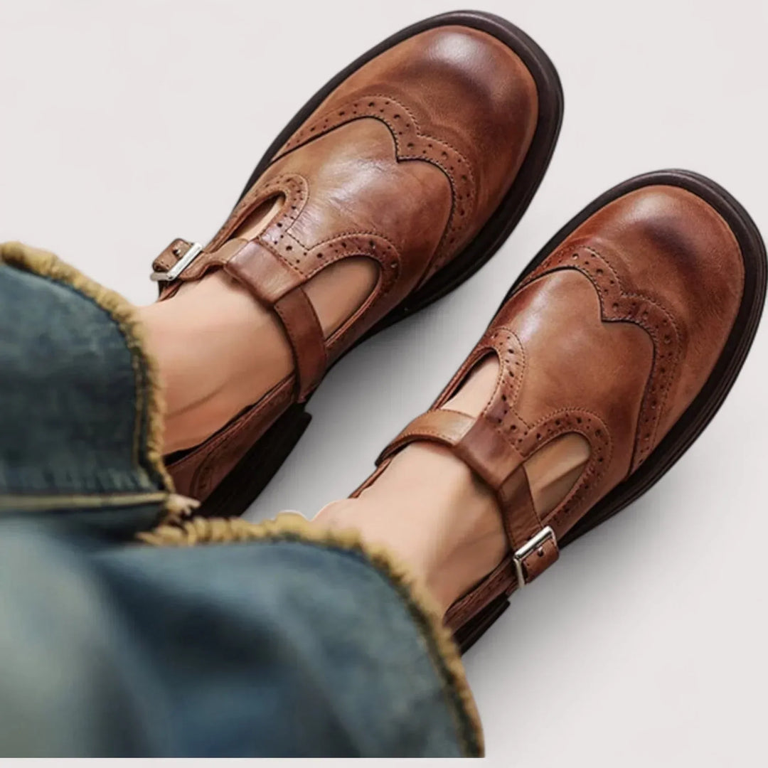 Chaussure Mary Jane perforée, coloris marron, la paire présentée à plat