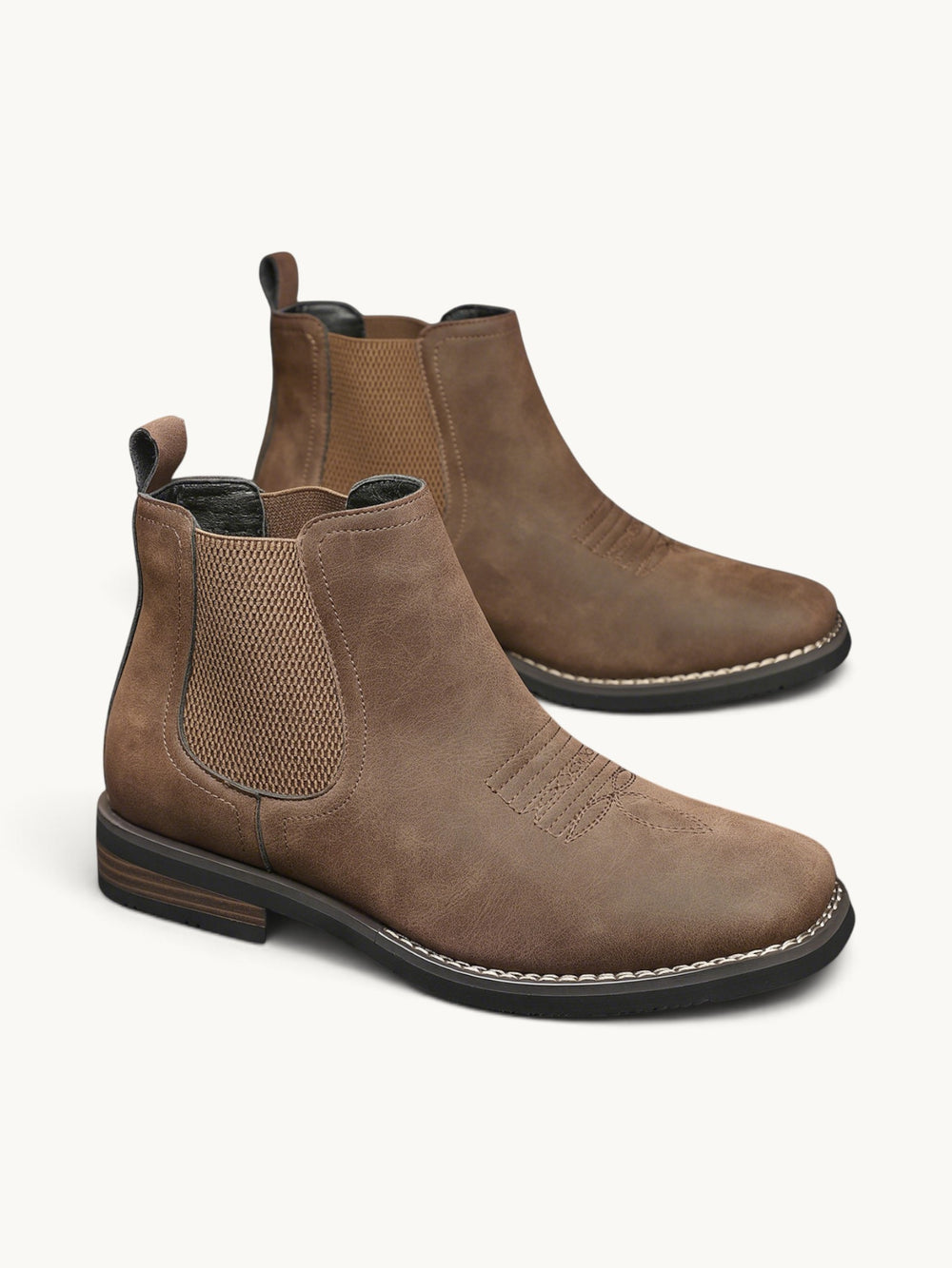 Bottines Chelsea en daim taupe avec semelle contrastante, deux paires visibles