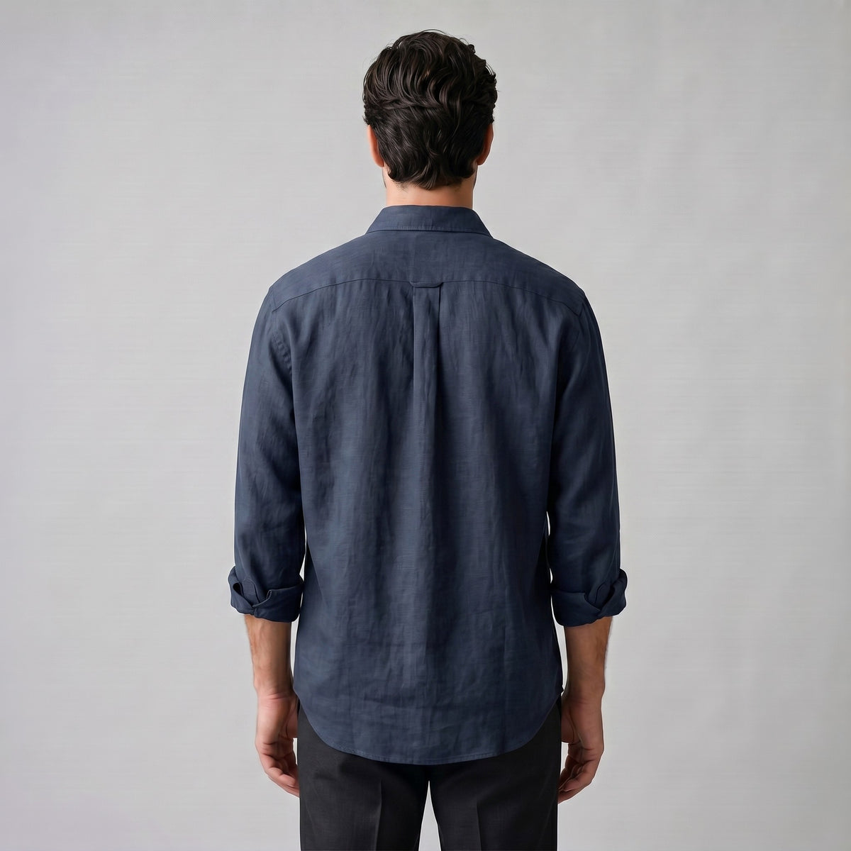 Chemise ample boutonnée à col, coloris bleu marine, vue de dos