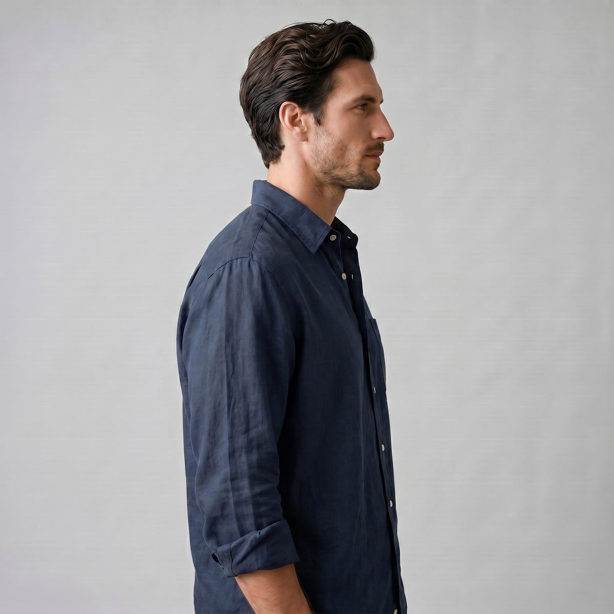 Chemise ample boutonnée à col, coloris bleu marine, vue de profil