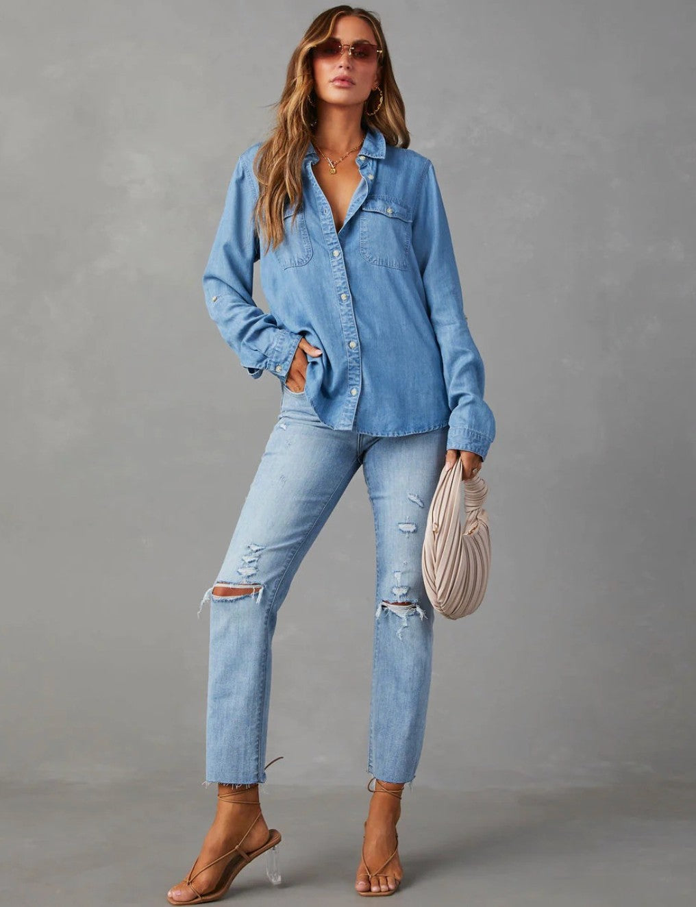 Chemise boutonnée poches poitrine, coloris bleu denim, porté en tenue
