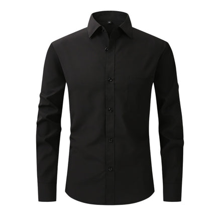 Chemise noire à col pointu, poche poitrine discrète et boutons ton sur ton