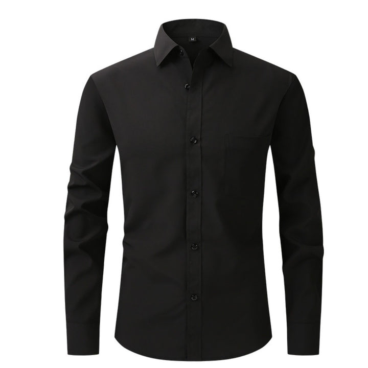 Chemise noire à col pointu, poche poitrine discrète et boutons ton sur ton