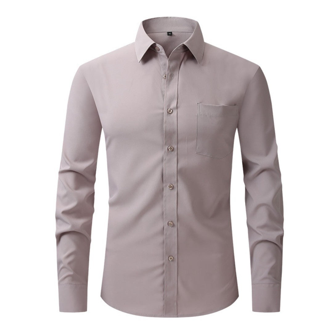 Chemise gris taupe à col pointu, une poche poitrine et patte de boutonnage droite