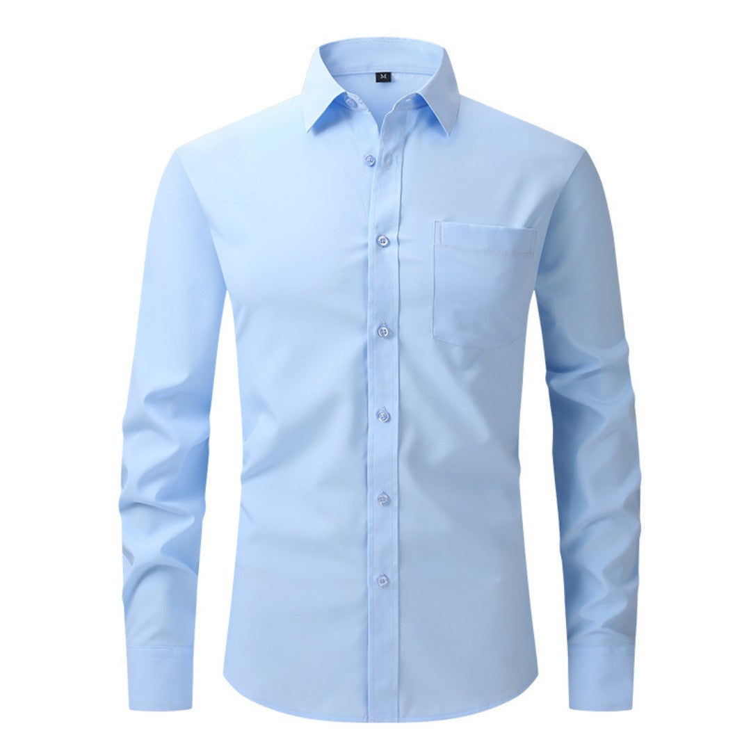 Chemise bleu ciel à col classique, poche poitrine plaquée et poignets boutonnés