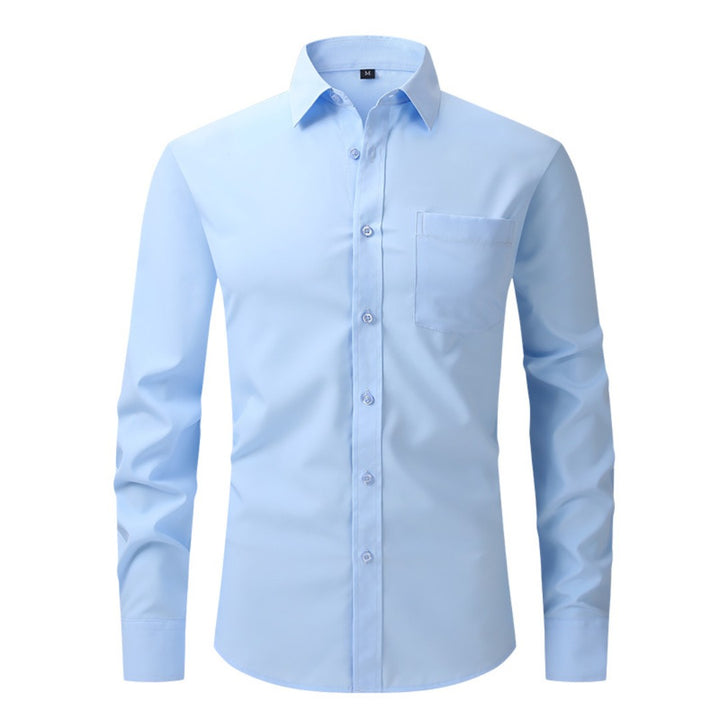 Chemise bleu ciel à col classique, poche poitrine plaquée et poignets boutonnés