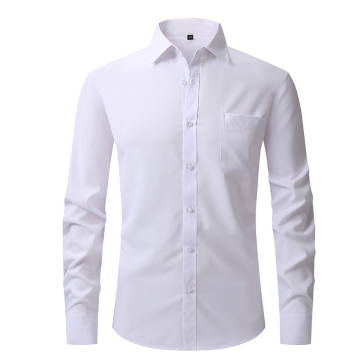 Chemise blanche à col classique, poche poitrine et coupe cintrée sur buste invisible