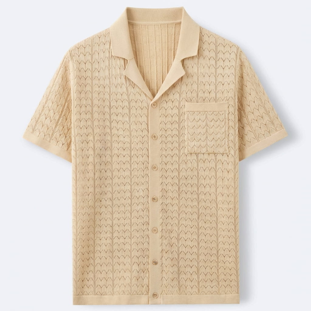 Chemise en maille ajourée beige à col cubain, boutons ton sur ton et poche plaquée
