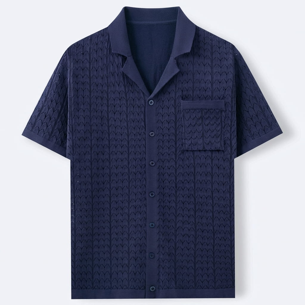Chemise en maille ajourée bleu marine à col cubain, manches courtes et poche plaquée