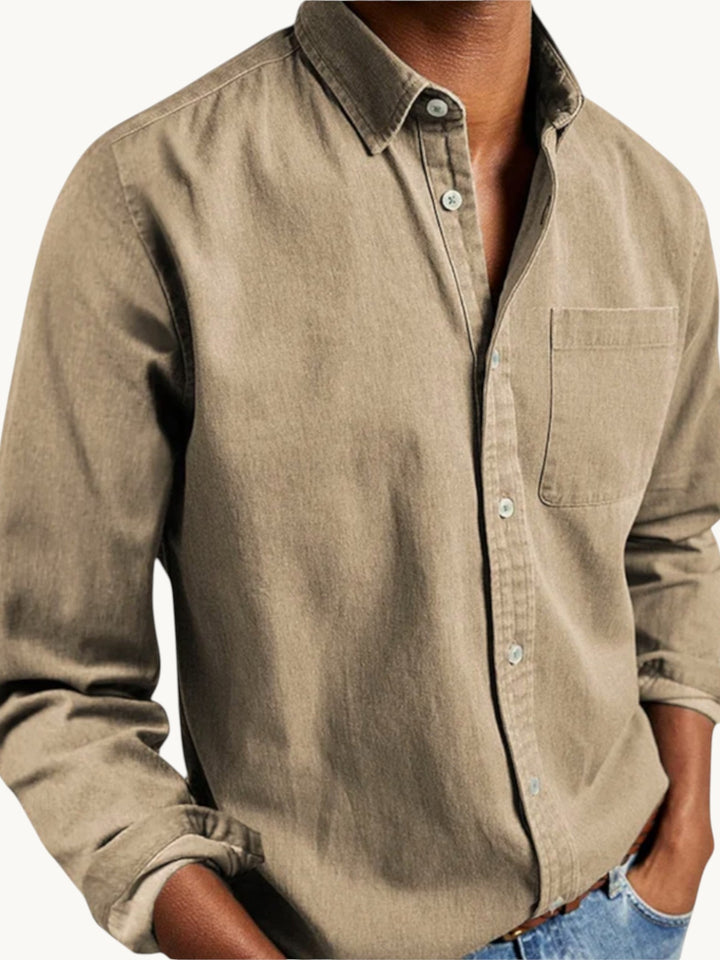 Chemise en denim beige à manches longues, col classique et poche poitrine, sur modèle