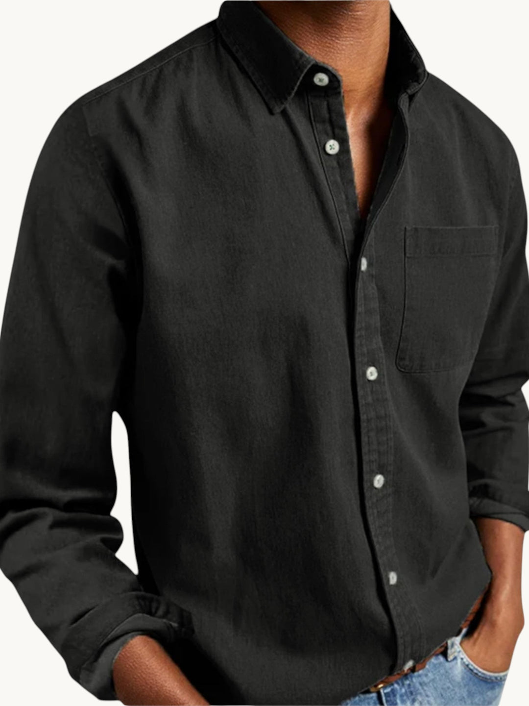 Chemise noire en denim boutonnée, col classique, poche poitrine, vue de face sur modèle