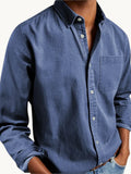 Chemise en denim bleu marine, manches longues, col pointu, poche poitrine, portefeuille sur modèle