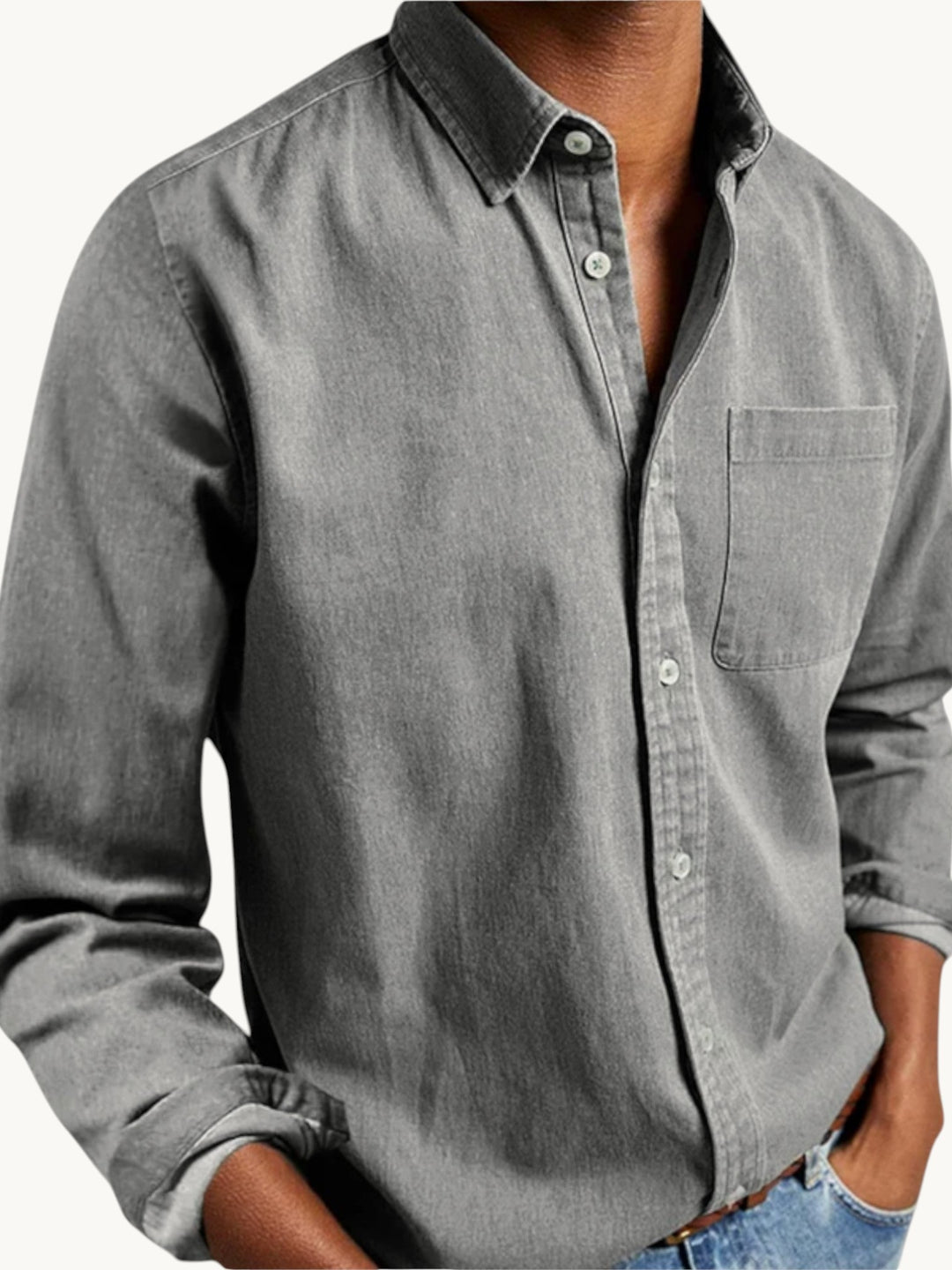 Chemise en denim gris clair, coupe classique, manches longues, poche poitrine, vue de face sur mannequin