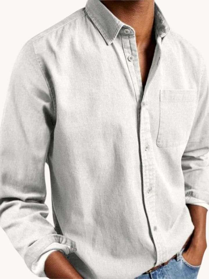 Chemise classique grise en denim, coupe régulière, portée sur modèle avec poche poitrine