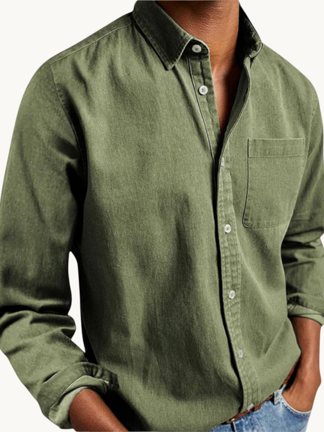 Chemise boutonnée en coton kaki clair, col contrasté, poitrine, porté sur modèle