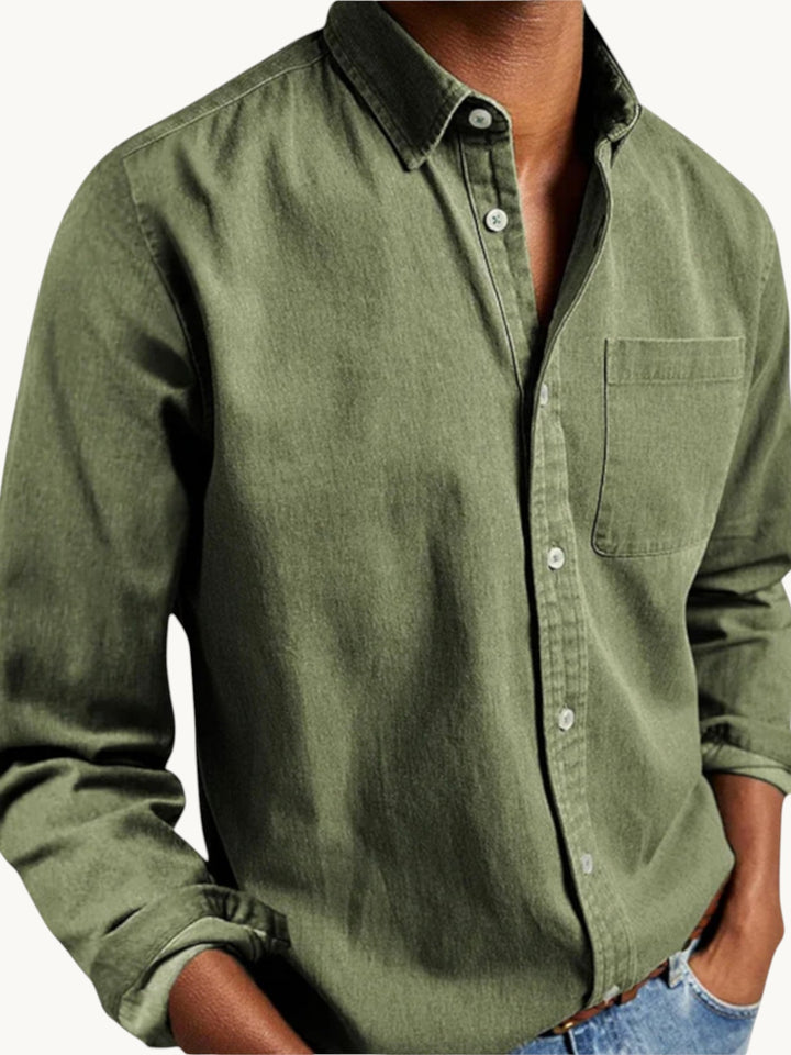 Chemise boutonnée en coton kaki clair, col contrasté, poitrine, porté sur modèle