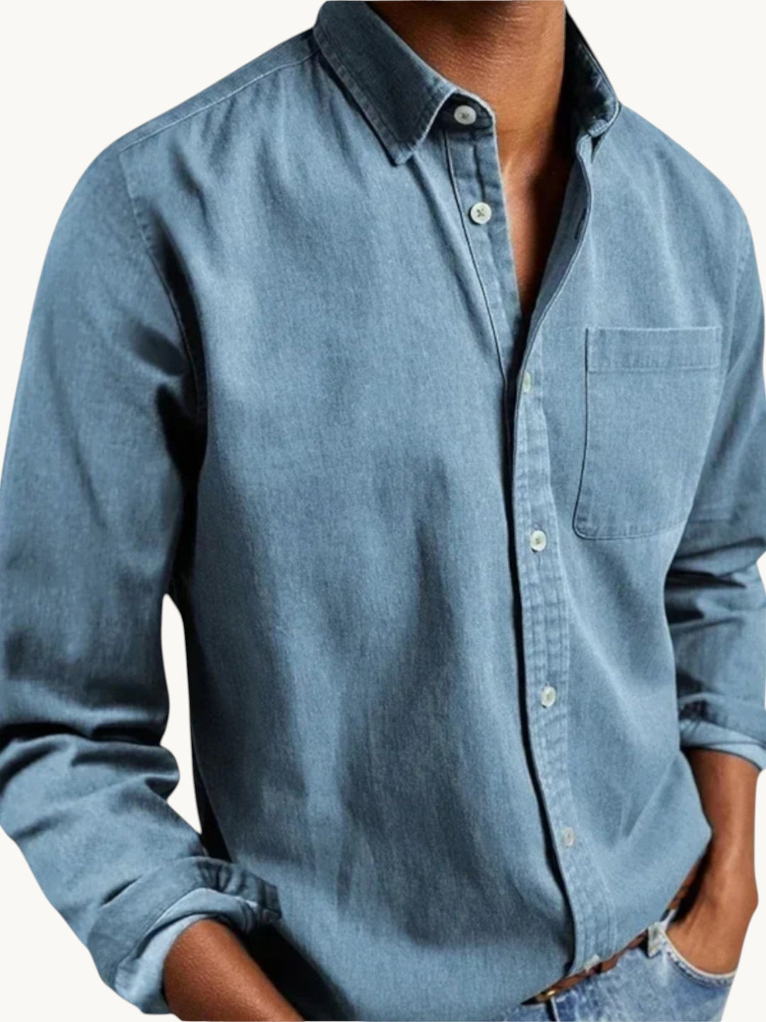 Chemise en denim bleu clair boutonnée, ajustée, portée par un modèle