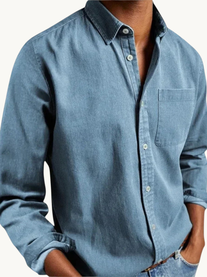 Chemise en denim bleu clair boutonnée, ajustée, portée par un modèle