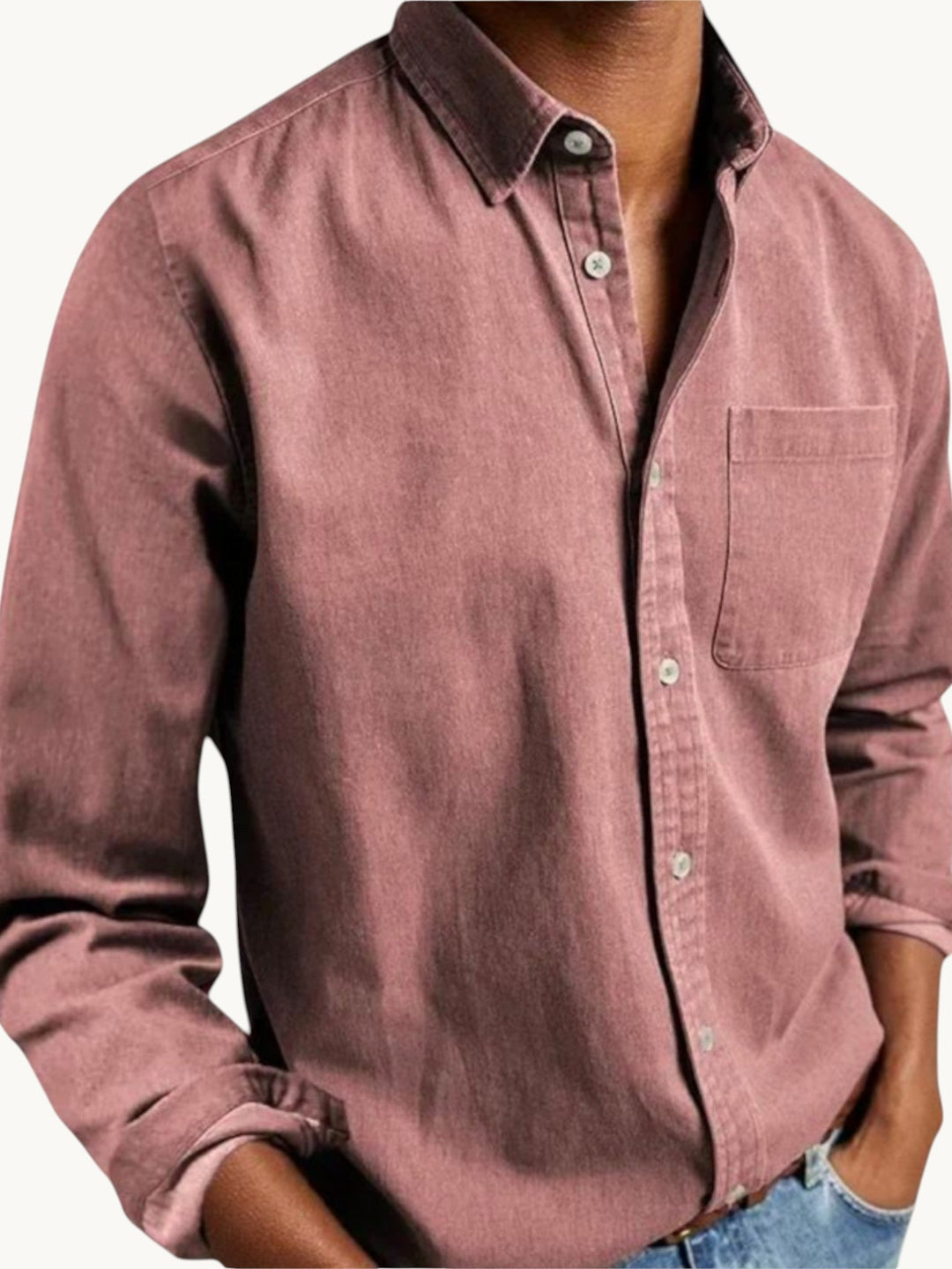 Chemise en denim rose poudré à col classique et poche poitrine, vue de face sur modèle