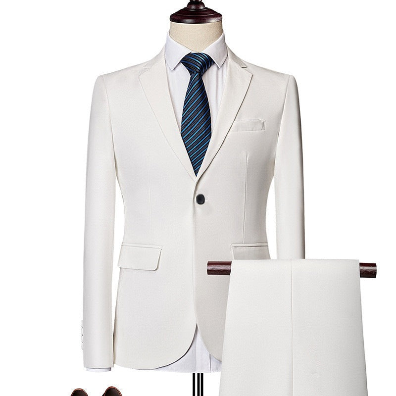 Costume deux pieces blanc casse coupe ajustee presente sur mannequin