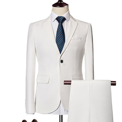 Costume deux pieces blanc casse coupe ajustee presente sur mannequin