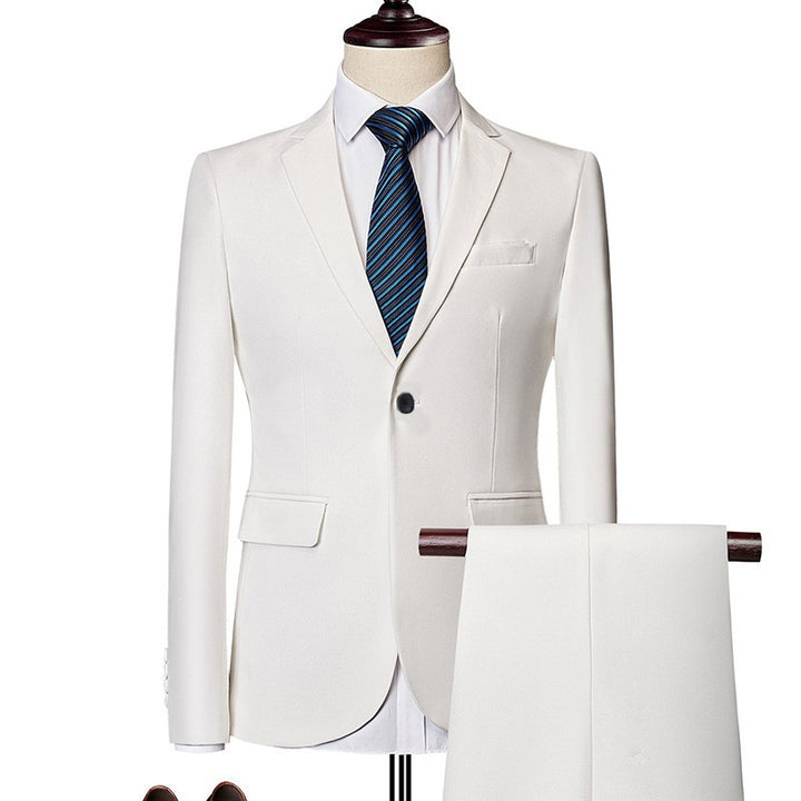 Costume deux pieces blanc casse coupe ajustee presente sur mannequin