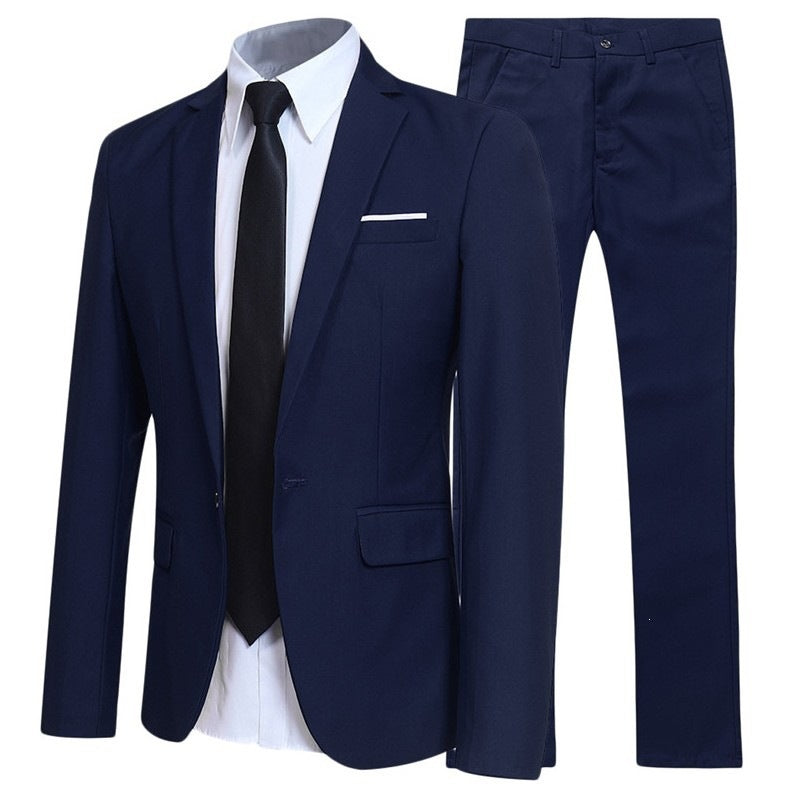 Costume deux pièces bleu marine à plat, veste et pantalon avec chemise blanche et cravate noire