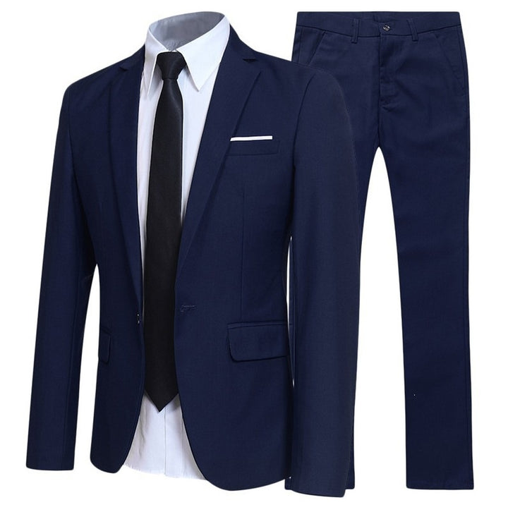 Costume deux pièces bleu marine à plat, veste et pantalon avec chemise blanche et cravate noire