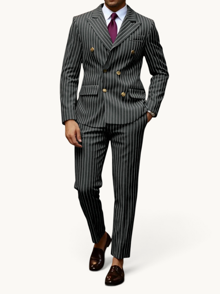 Costume deux pieces gris a fines rayures, veste croisee portee avec une cravate bordeaux