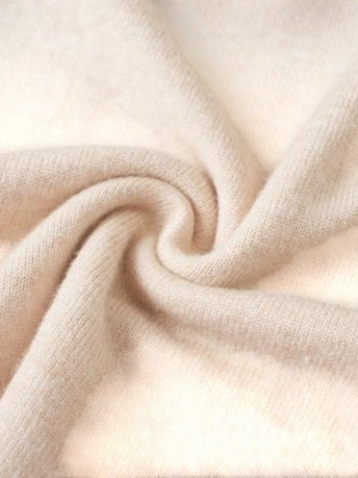 Gros plan sur la maille douce beige clair du pull