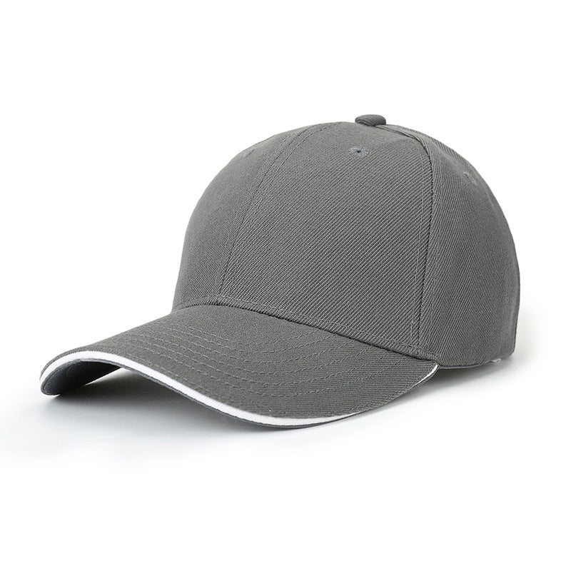 Casquette de baseball gris foncé à visière bordée de blanc, vue de trois quarts