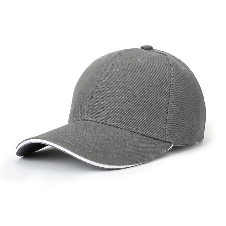 Casquette de baseball gris foncé à visière bordée de blanc, vue de trois quarts