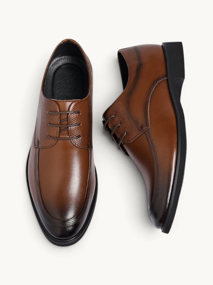 Chaussures derby en cuir marron avec talon noir, vue de dessus montrant la paire complète