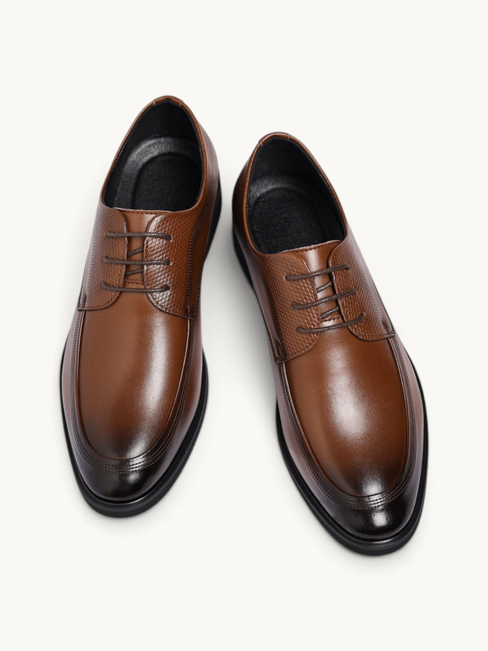 Derby en cuir lisse marron avec lacets, semelle noire, vue de dessus