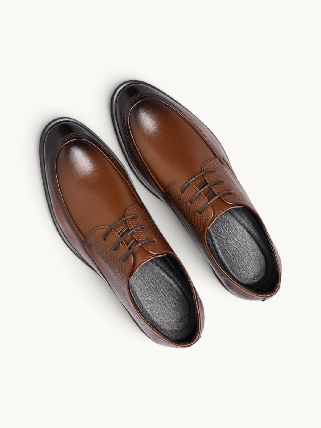 Derbies cuir marron avec lacets et semelle intérieure grise, vue de dessus