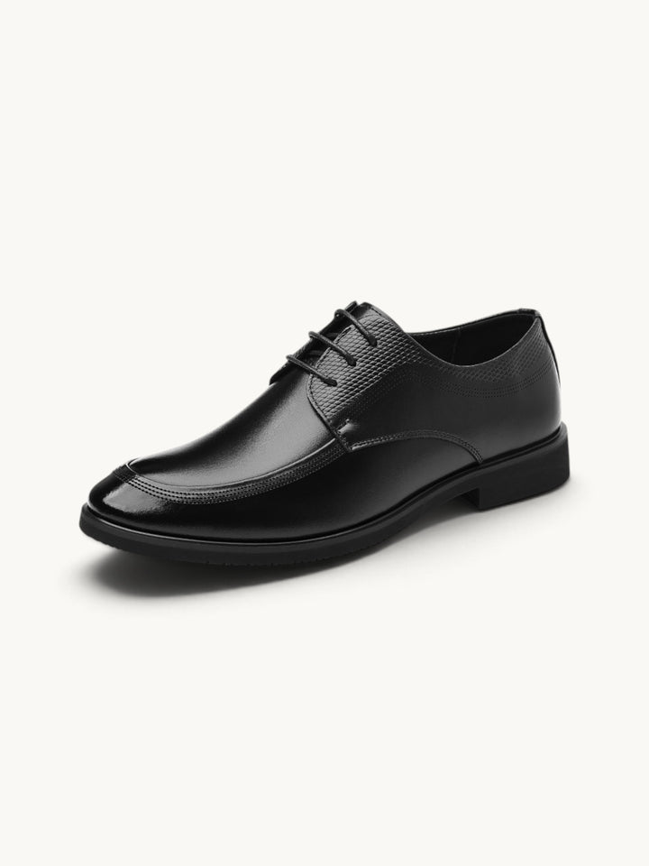 Derby en cuir lisse noir avec lacets et semelle plate.