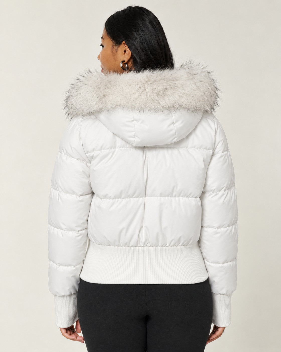 Doudoune courte capuche fourrée, coloris blanc, vue de dos