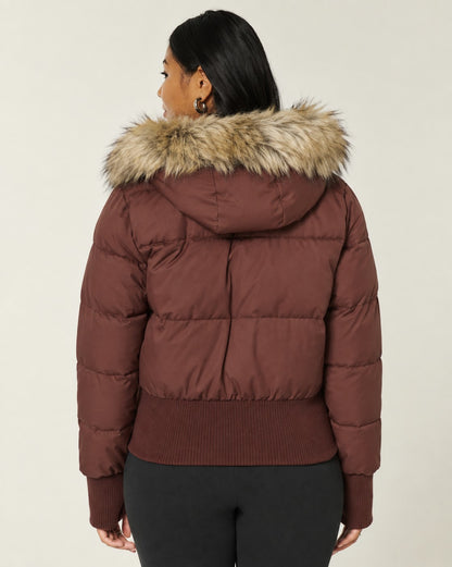 Doudoune courte capuche fourrée, coloris marron foncé, vue de dos
