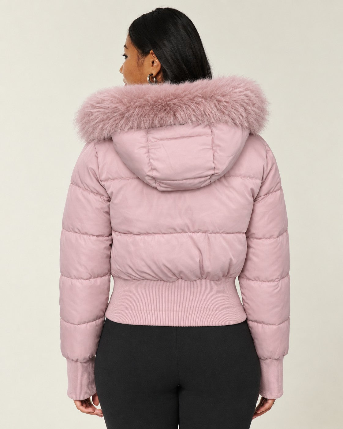 Doudoune courte capuche fourrée, coloris rose poudré, vue de dos
