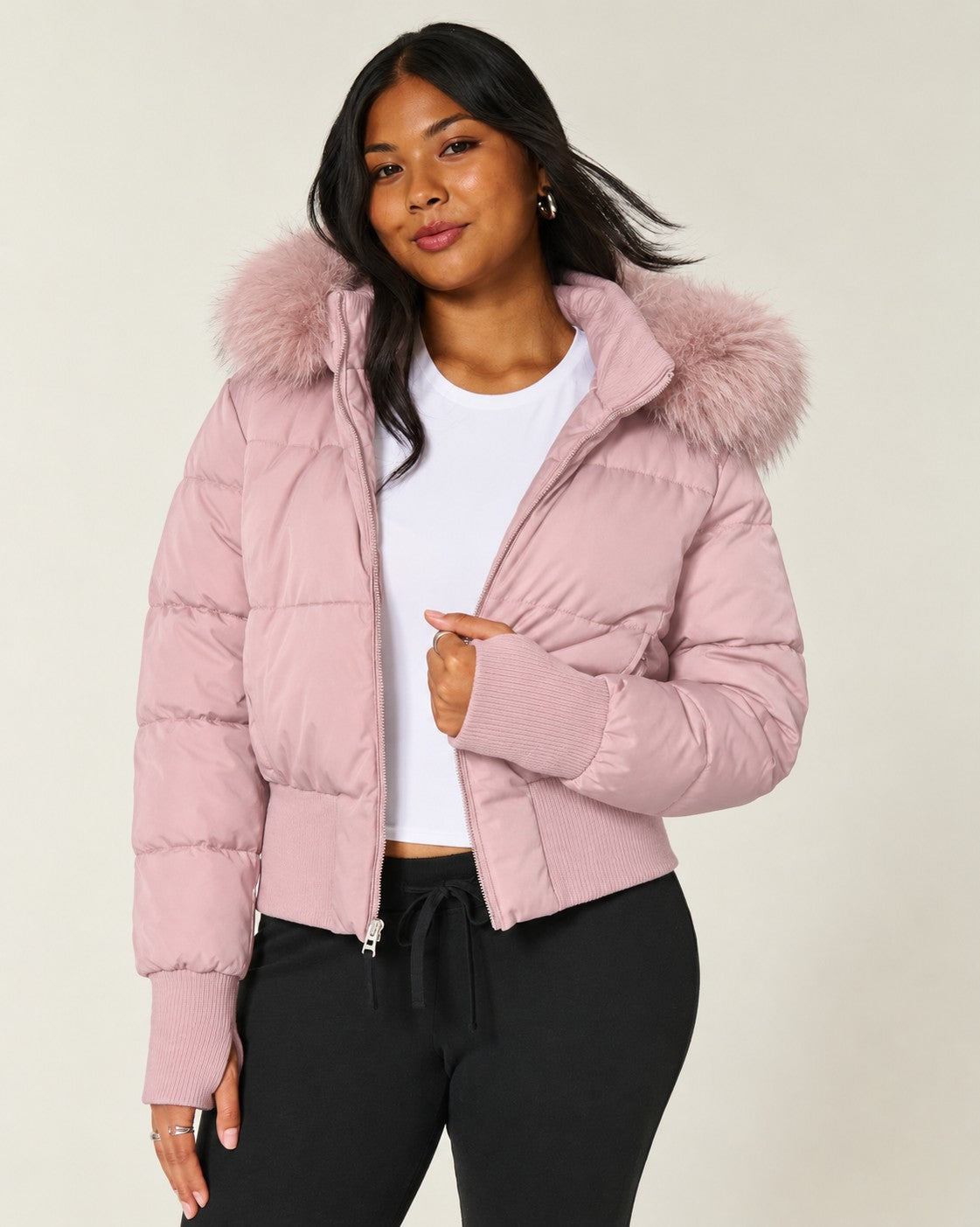 Doudoune courte capuche fourrée, coloris rose poudré, vue de face