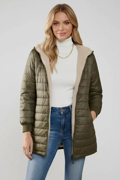 Doudoune longue doublée teddy, coloris vert olive, porté en tenue