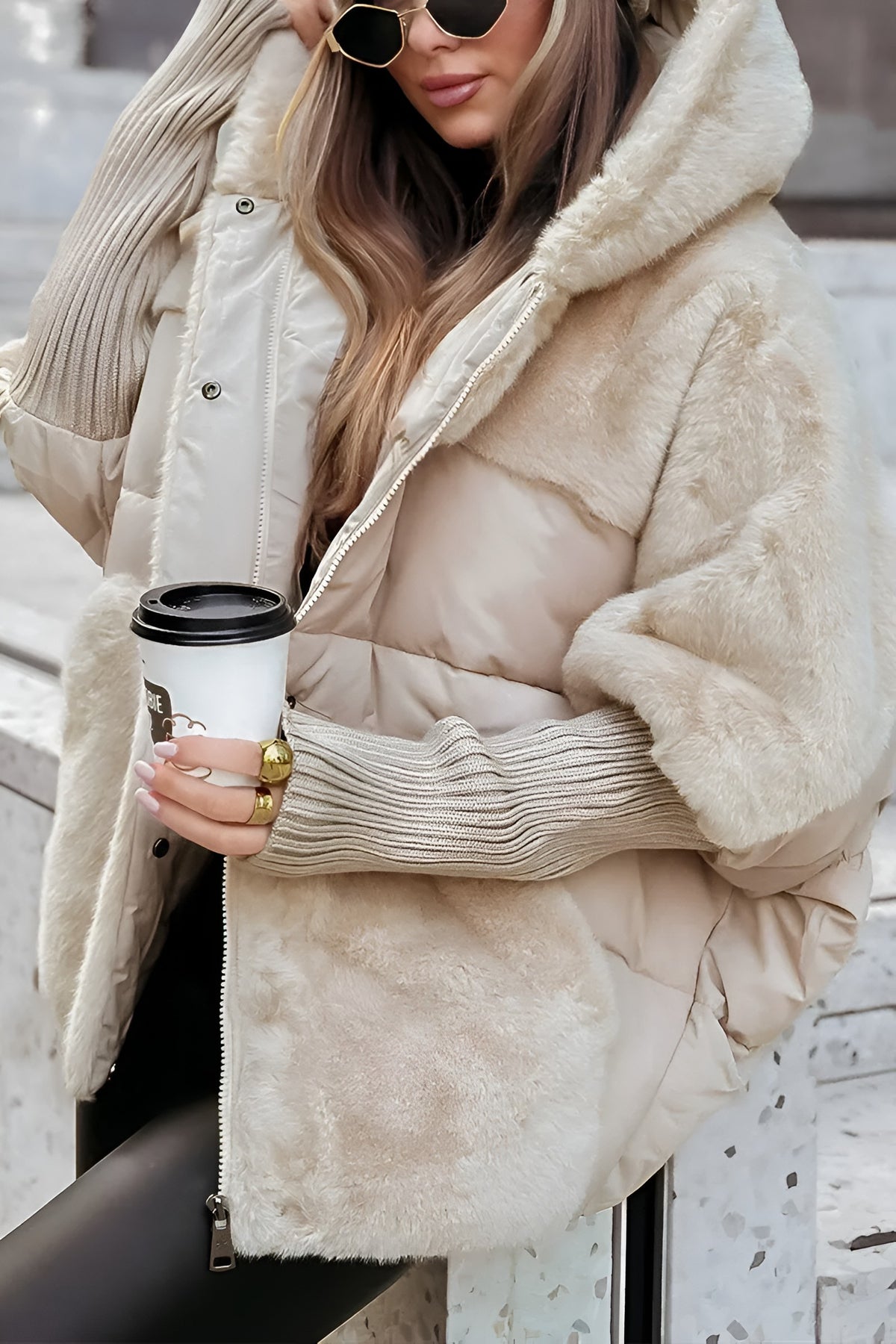Doudoune oversize capuche pelucheuse, coloris beige, vue de face