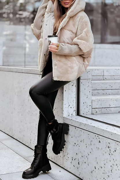 Doudoune oversize capuche pelucheuse, coloris beige, porté en tenue