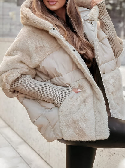Doudoune oversize capuche pelucheuse, coloris beige, vue de trois quarts